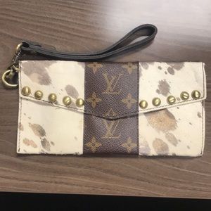 Recycle ♻️ Louis Vuitton - IT’S NOT A REAL ONE - perfect for a night out.